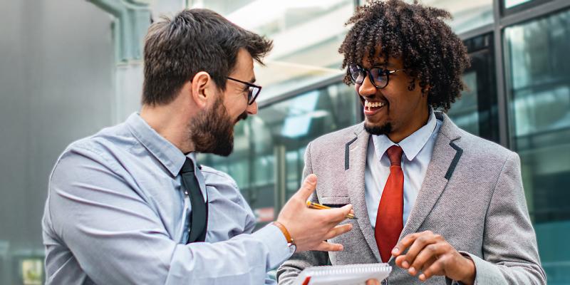 2 zakenmannen bespreken vrolijk hun bedrijfszaken