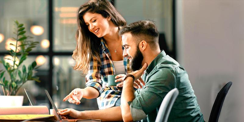 Un couple regarde ses dépenses sur un ordinateur portable