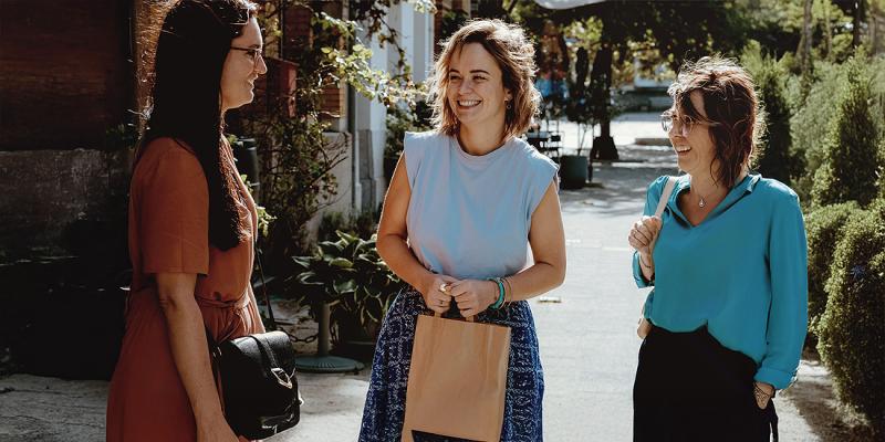 3 jonge dames zijn gezellig in gesprek op straat