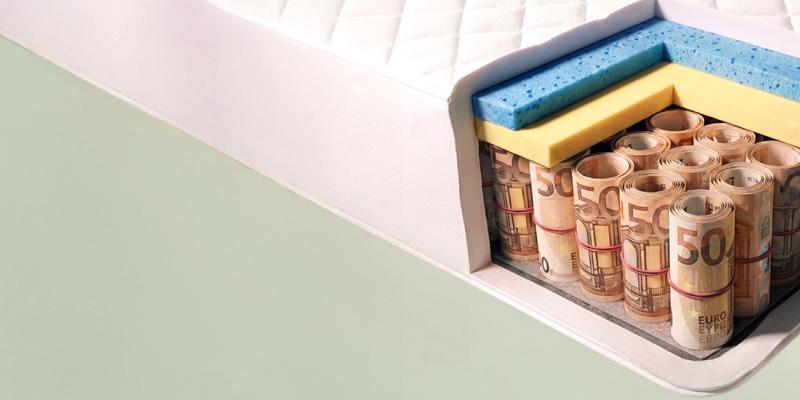 Des rouleaux de billets de banque sont dans un matelas