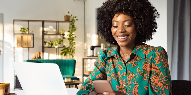 Een jonge vrouw vergelijkt tevreden de verschillende packs op haar smartphone