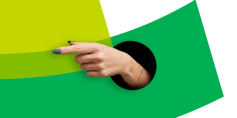 Een vrouwenhand wijst naar de voordelen van de Crelan-kredietwijzer