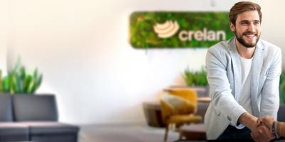 Un agent de Crelan accueille aimablement un nouveau client à son bureau