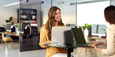 Deux femmes discutent dans un bureau