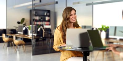 Deux femmes discutent dans un bureau