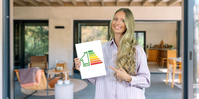 Een jonge dame toont haar EPC-certificaat in een moderne woning