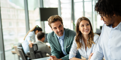 3 collega's in bespreking op het werk