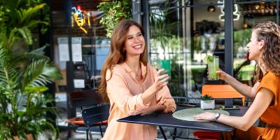 Deux amis prennent un verre en terrasse
