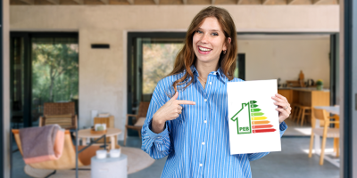 Une jeune femme présente son certificat PEB dans une habitation moderne