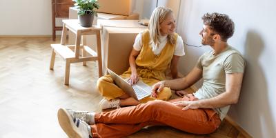 Un jeune couple discute des différentes options qui s'offrent à eux dans le salon