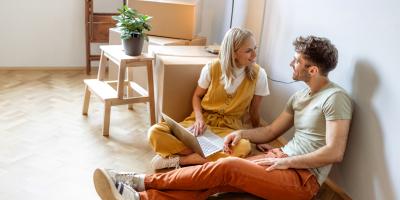 Un jeune couple discute des différentes options qui s'offrent à eux dans le salon