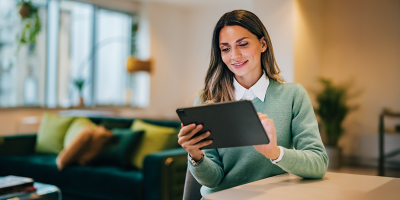 Une jeune femme d'affaires consulte ses données sur une tablette