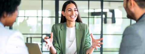 Une femme d'affaires donne des conseils financiers à un couple dans son bureau