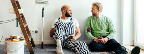 2 mannen rusten even uit tijdens het schilderen