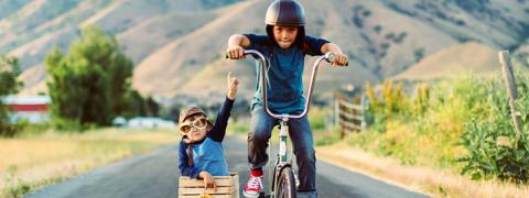 2 broertjes op een grappige fiets met zijspan