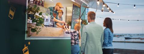 Koppel wacht in de rij aan een gezellige foodtruck