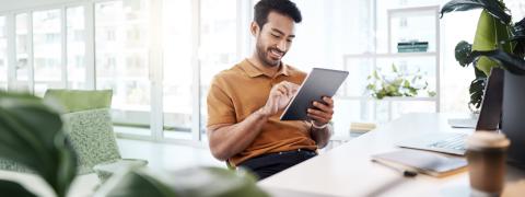 Man maakt een simulatie op zijn tablet