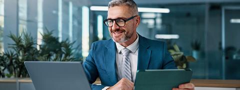 Un comptable examine les factures au bureau