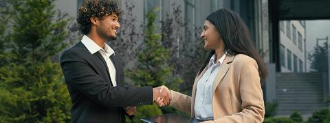 2 jonge zakenmensen komen tot een akkoord