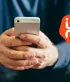 Logo van itsme op een afbeelding van een man met smartphone in zijn handen