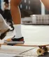 2 spelende kinderen op hun skateboard