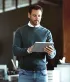 Jonge ondernemer kijkt op zijn tablet