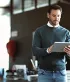 Jonge ondernemer kijkt op zijn tablet