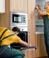 2 werkmannen installeren de nieuwe keuken
