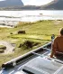 Koppel genietend van het mooie uitzicht op het dak van hun camper