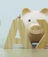 Spaarvarken achter grote TAX-letters