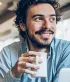 Un jeune homme passe un bon moment dans un café