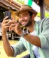 2 vrienden met zomerhoedje trekken selfies aan het water