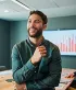 Jongeman geeft een presentatie aan zijn collega's