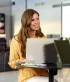Deux femmes discutent dans un bureau
