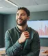 Een jongeman met baard geeft een presentatie aan zijn collega's