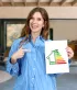 Une jeune femme présente son certificat PEB dans une habitation moderne