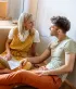 Un jeune couple discute des différentes options qui s'offrent à eux dans le salon