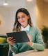 Une jeune femme d'affaires consulte ses données sur une tablette
