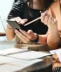 Un jeune couple vérifie ses calculs sur un smartphone