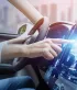 Een vrouw gebruikt het display van haar elektrische auto