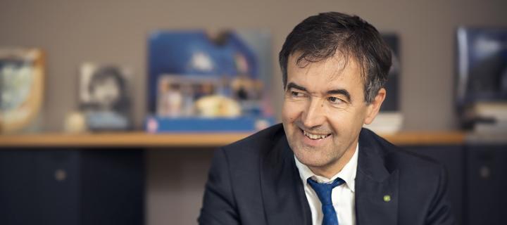 Philippe Voisin aan zijn bureau