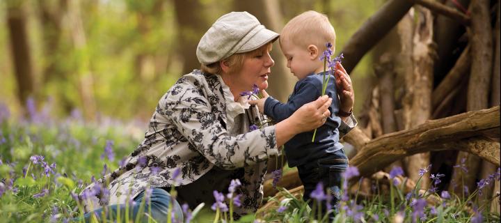 Mama met haar klein zoontje tussen de bloemen