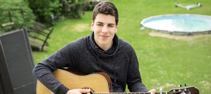 Un jeune homme joue de la guitare