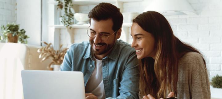 Jong koppelt bespreekt hun financiën aan hun laptop