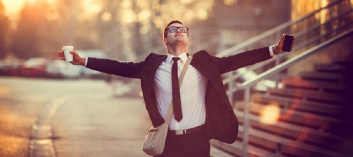 Jongeman in kostuum geniet van het avondzonnetje