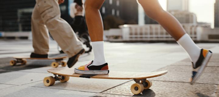 2 spelende kinderen op hun skateboard