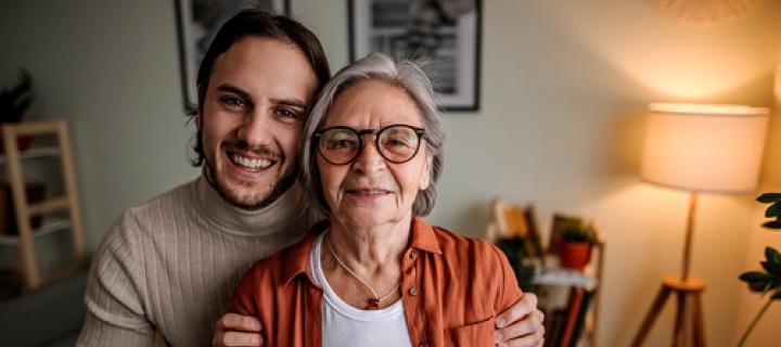 Zoon helpt zijn bejaarde mama