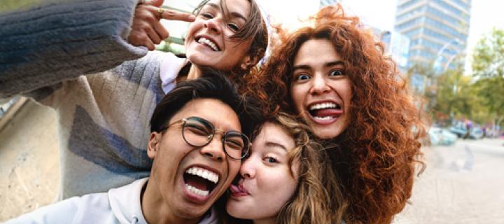 4 studenten trekken een gekke bek voor een selfie