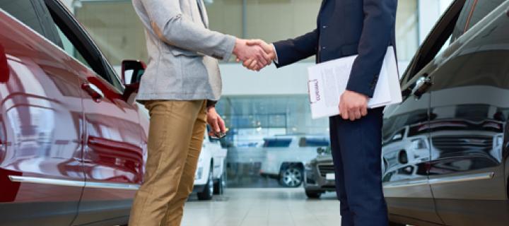 Autoverkoper schudt klant de hand