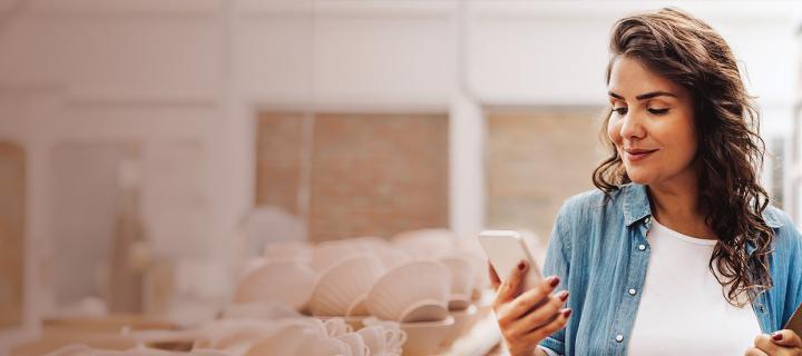  Une jeune vendeuse regarde son stock dans l'entrepôt